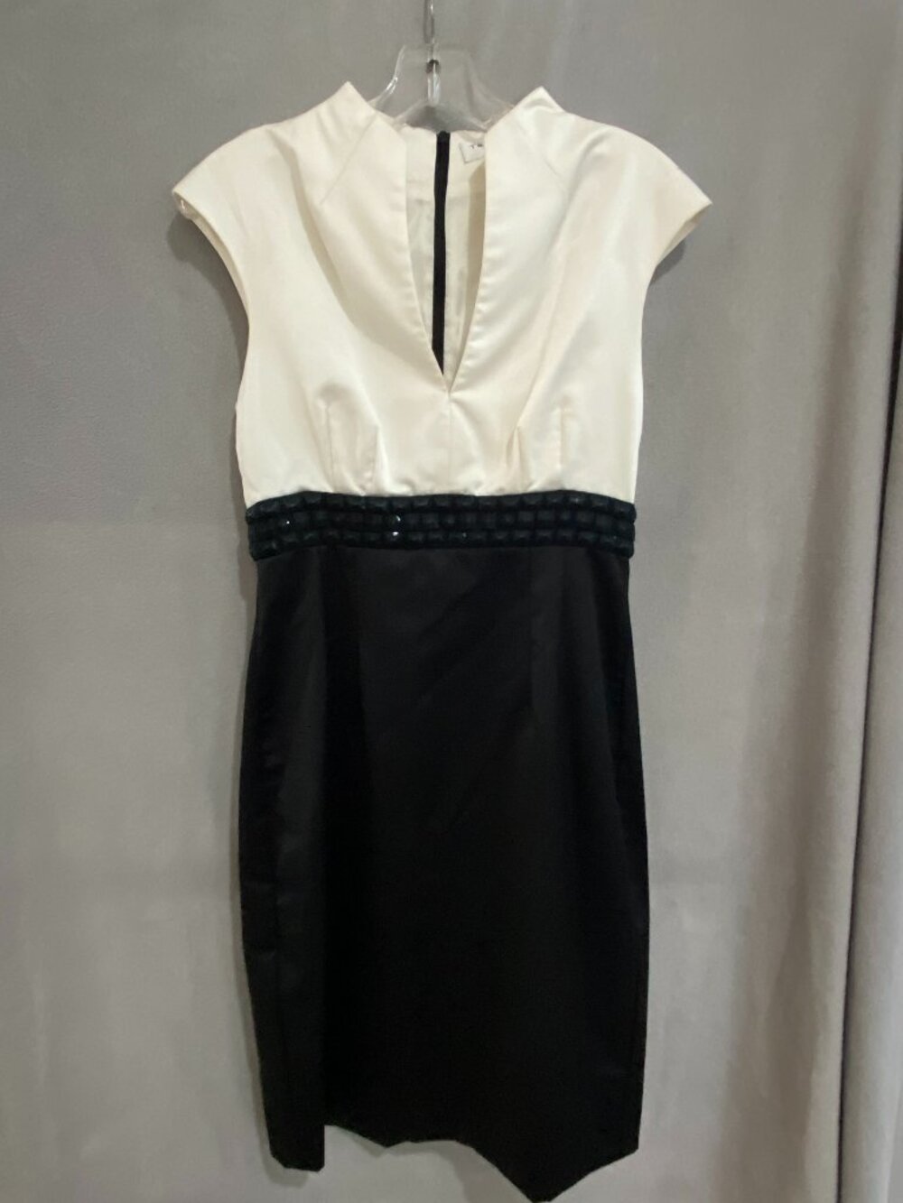 Trina Turk Colorblock Sheath Dress Size 4 Black Ivory Deep V Neck Cocktail Caree